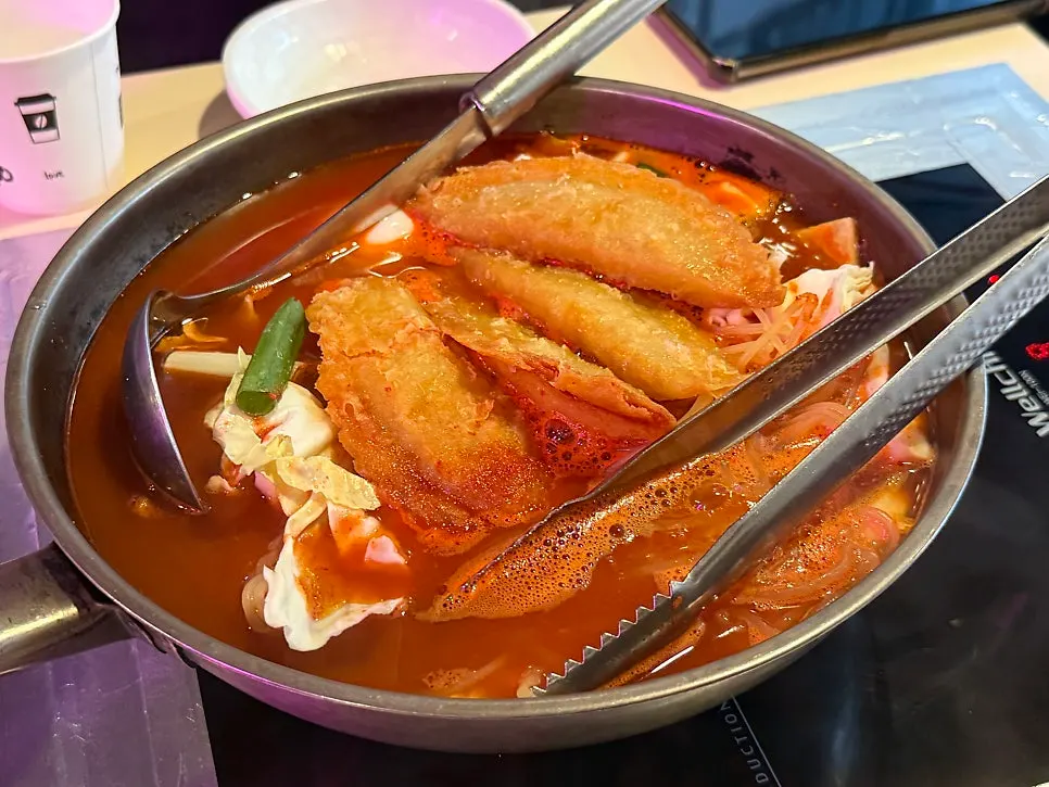 테이블에 올려진 즉석떡볶이 2인분과 어묵