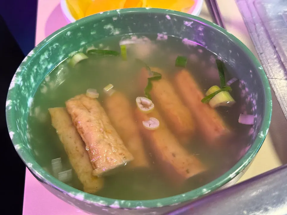 끓이기 전 떡과 어묵, 양배추가 담긴 팬
