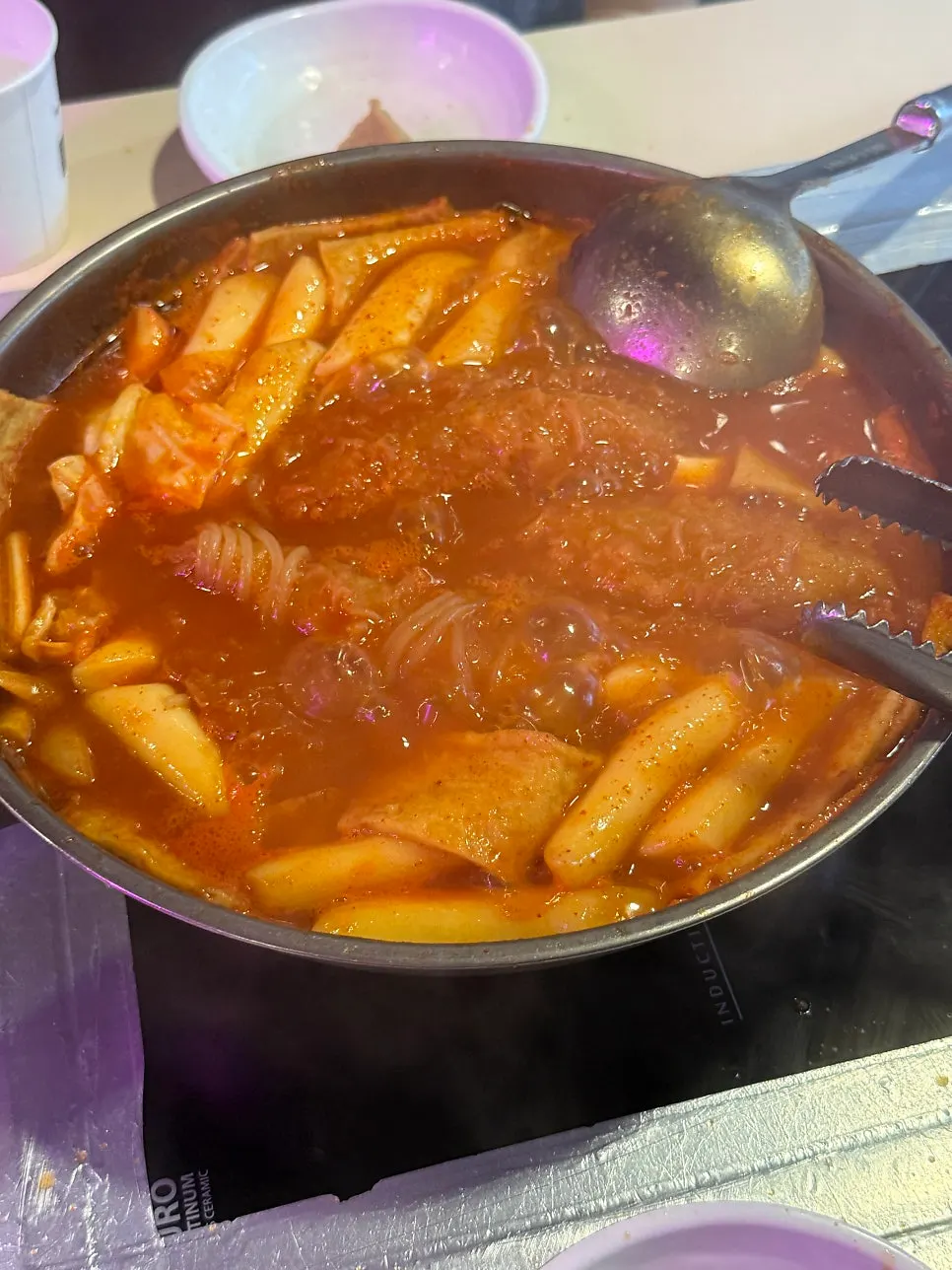 떡볶이를 덜어 먹는 모습