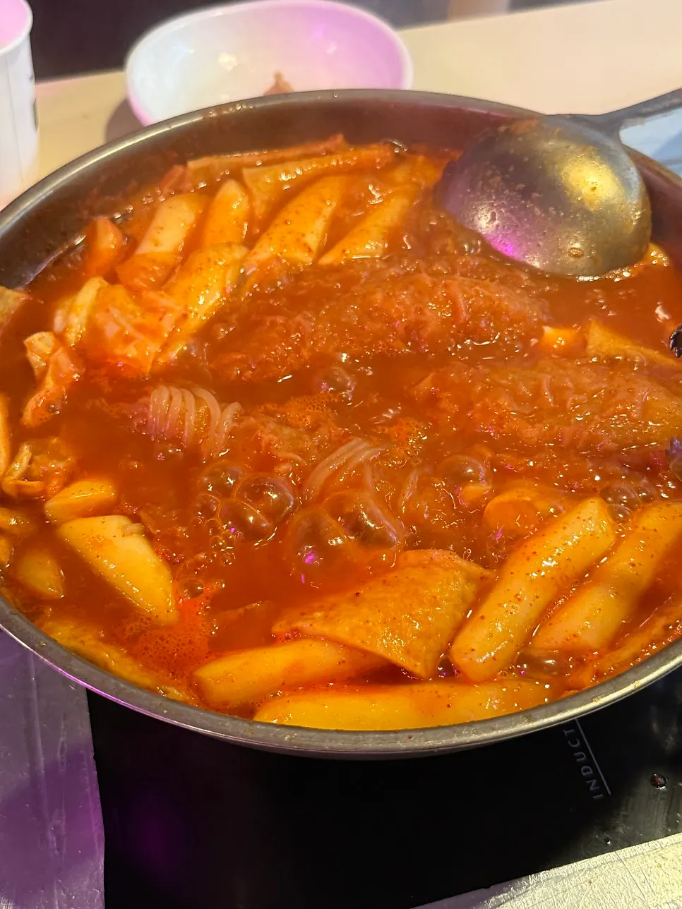 앞접시에 담은 떡볶이와 어묵