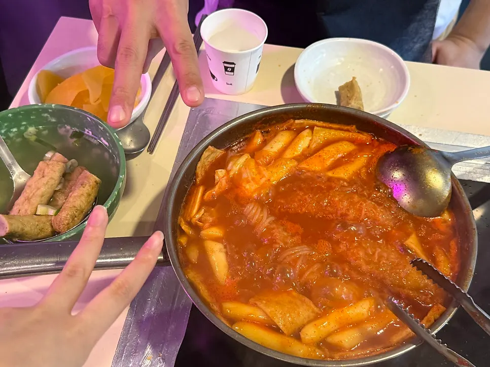 절반쯤 먹은 즉석떡볶이 팬