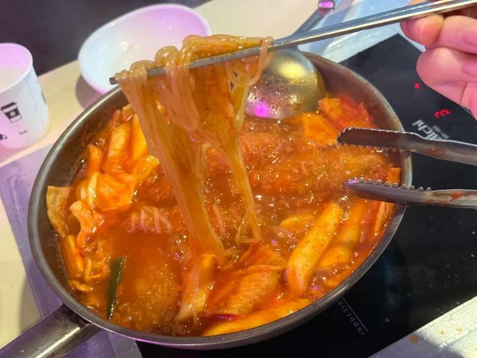 양념이 묻은 추가 쫄면사리
