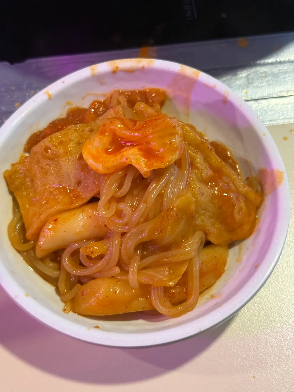 떡·어묵·쫄면이 한가득 담긴 앞접시