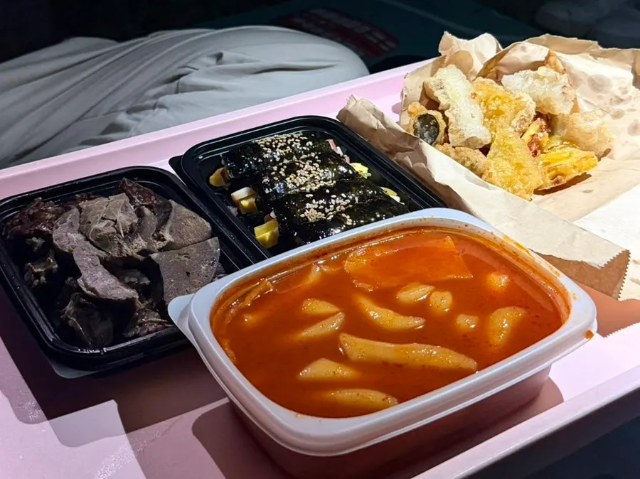 Hyeonseoni Set spread out at Hangang Park