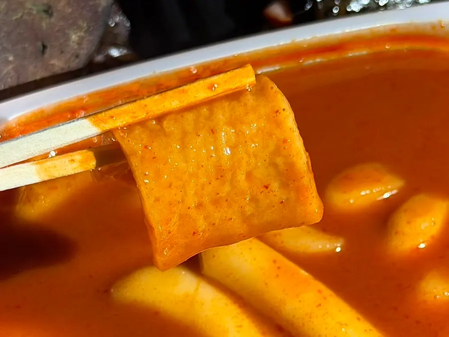 Plenty of fish cake mixed into the tteokbokki
