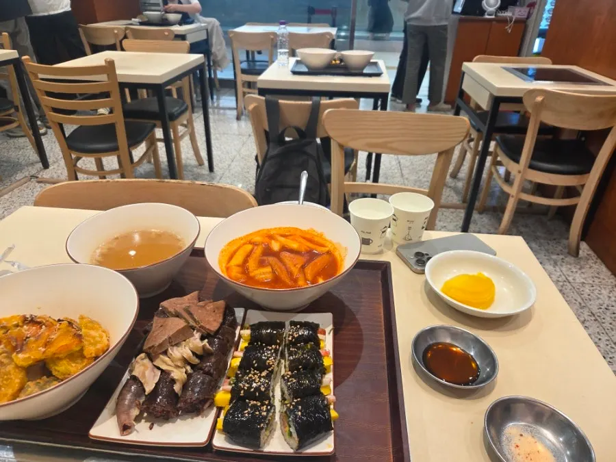 Table set with the Hyeonseoni Set