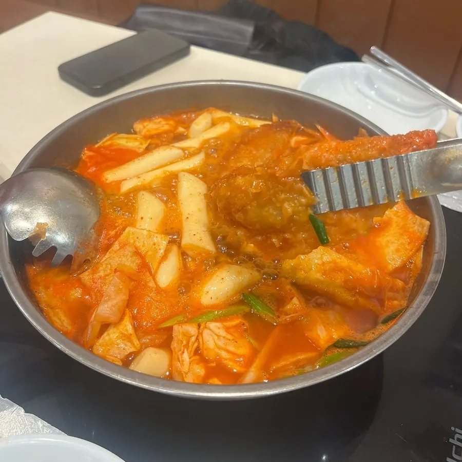 테이블 인덕션에 올린 즉석떡볶이 냄비