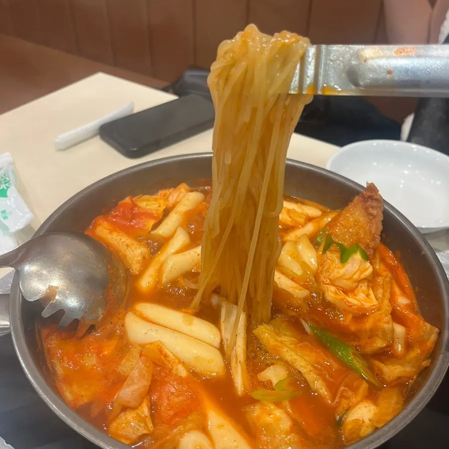끓기 시작한 즉석떡볶이 재료