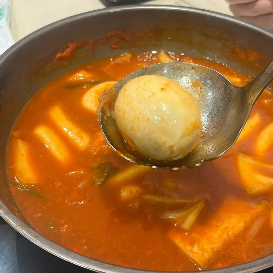 만두와 당면부터 건져 먹는 즉석떡볶이