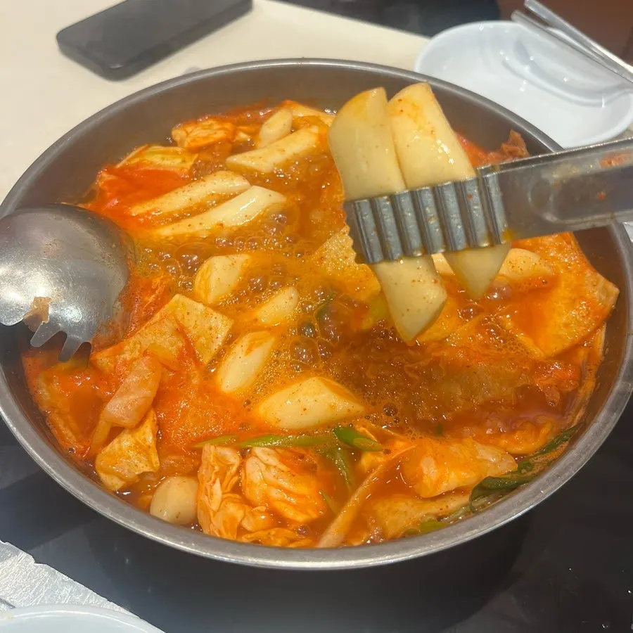 계란과 양배추가 들어간 즉석떡볶이