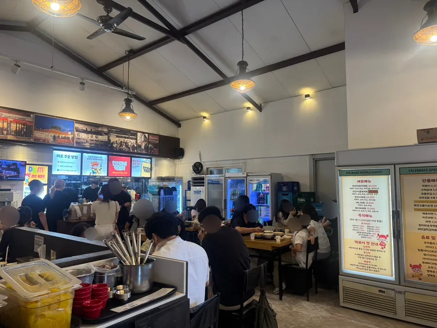 Spacious indoor seating at Hyeonseonine Yongsan Main Branch