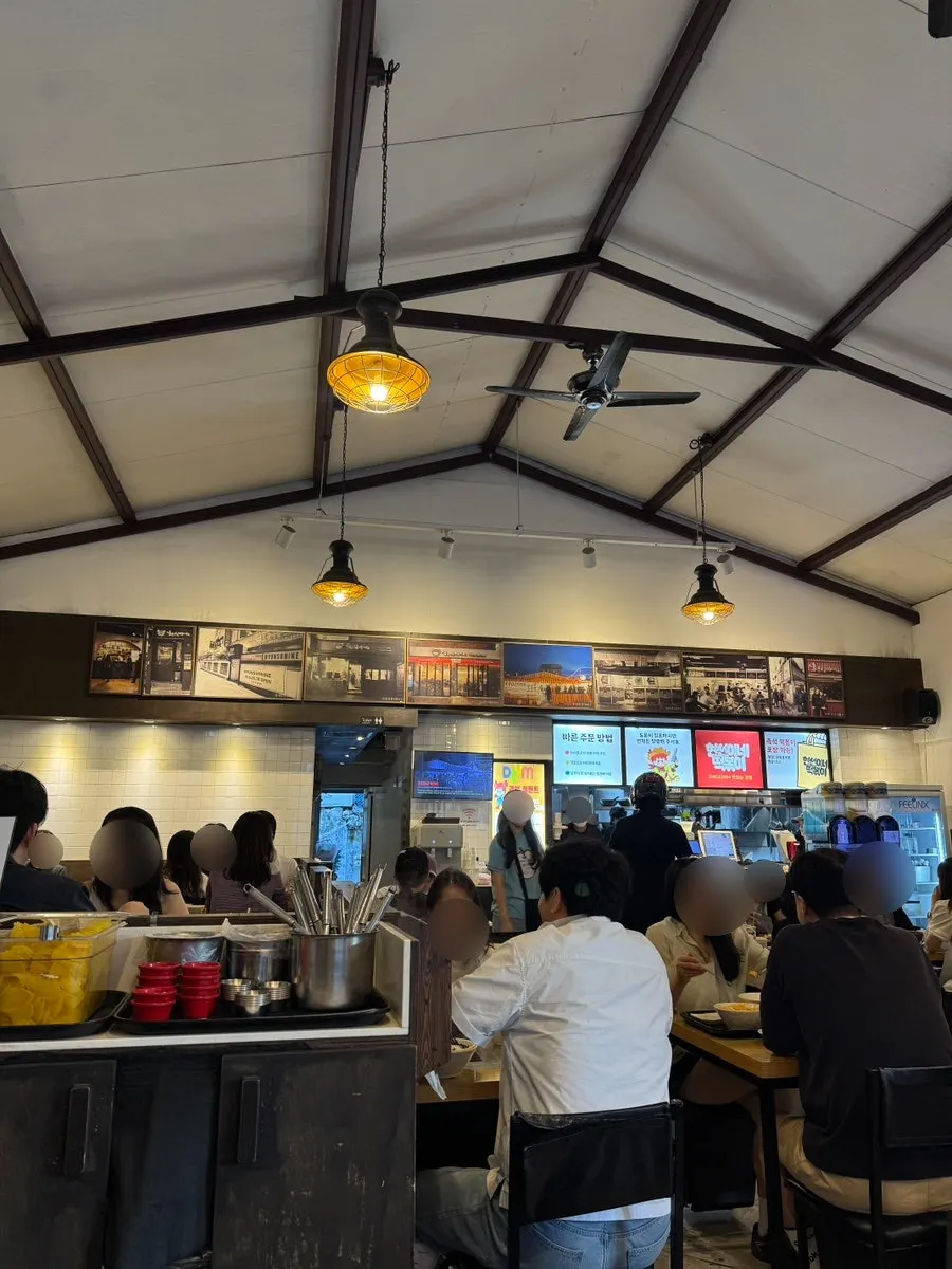 Interior decor of Hyeonseonine Yongsan Main Branch