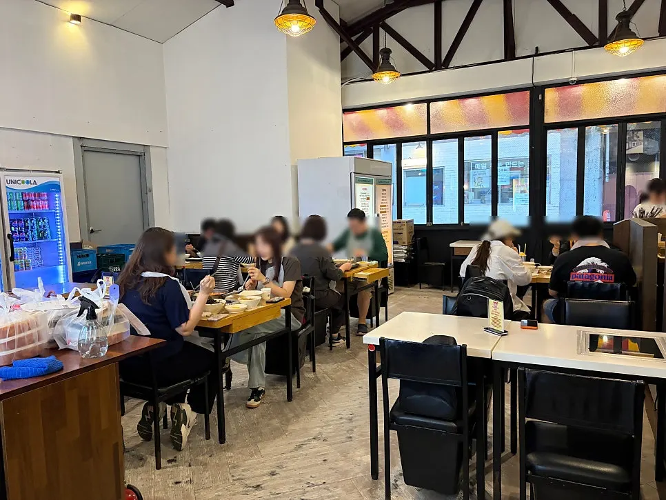 Spacious interior of Hyeonseonine Yongsan Main Branch