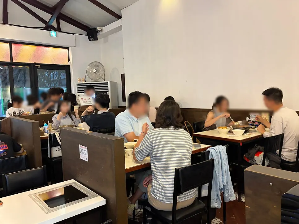 Seating at Hyeonseonine Yongsan Main Branch with generous table spacing