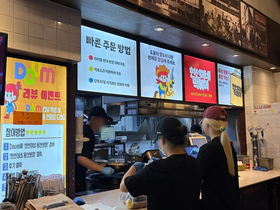 Busy dining hall at Hyeonseonine Yongsan Main Branch during dinner time