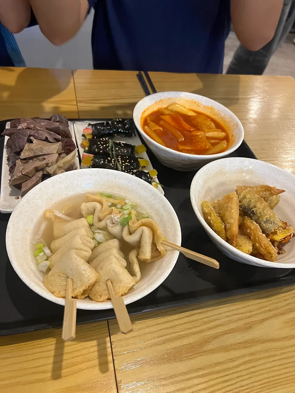 떡볶이와 김밥 튀김 어묵이 놓인 테이블