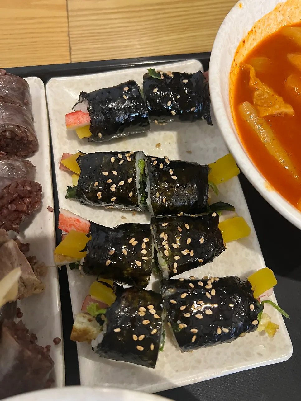 맥주와 함께한 분식 테이블