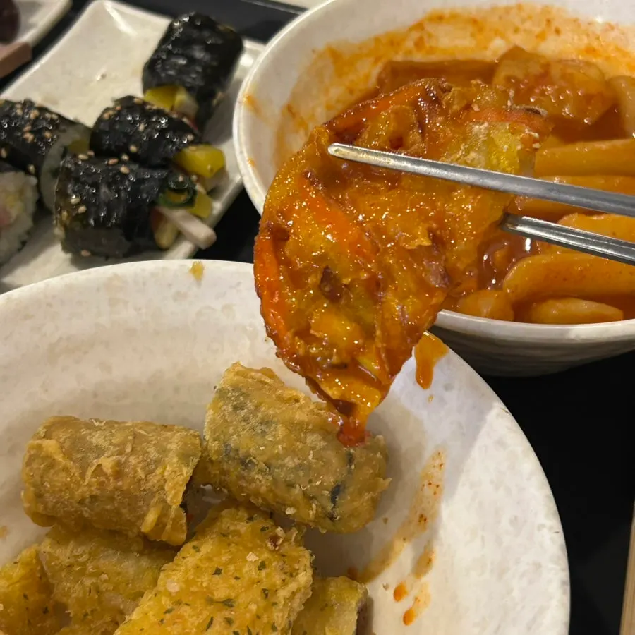 Plate with tteokbokki and fritters together
