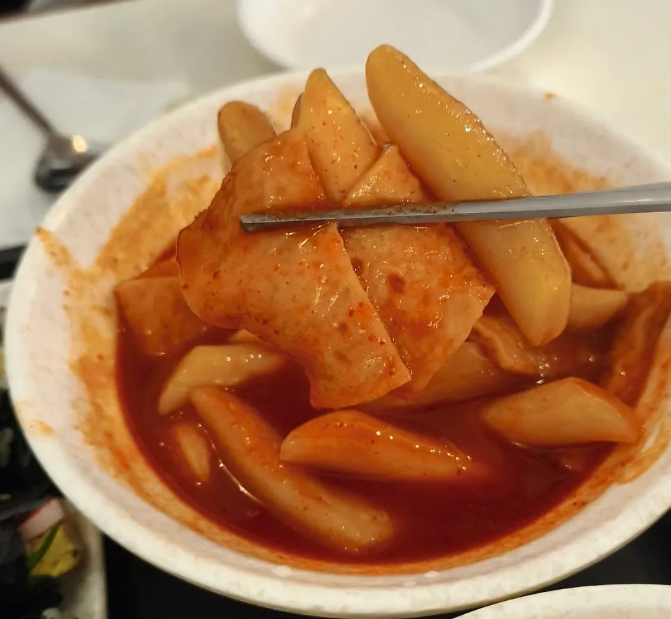 어묵과 떡이 듬뿍 든 떡볶이 국물