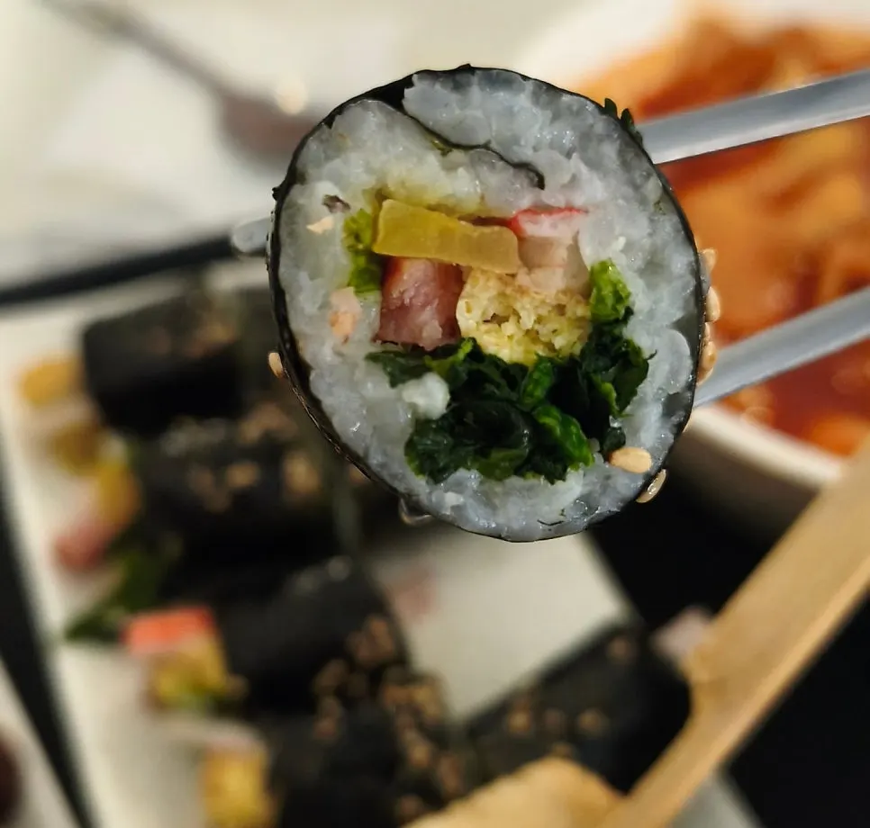 반으로 커팅된 꼬마김밥 4피스