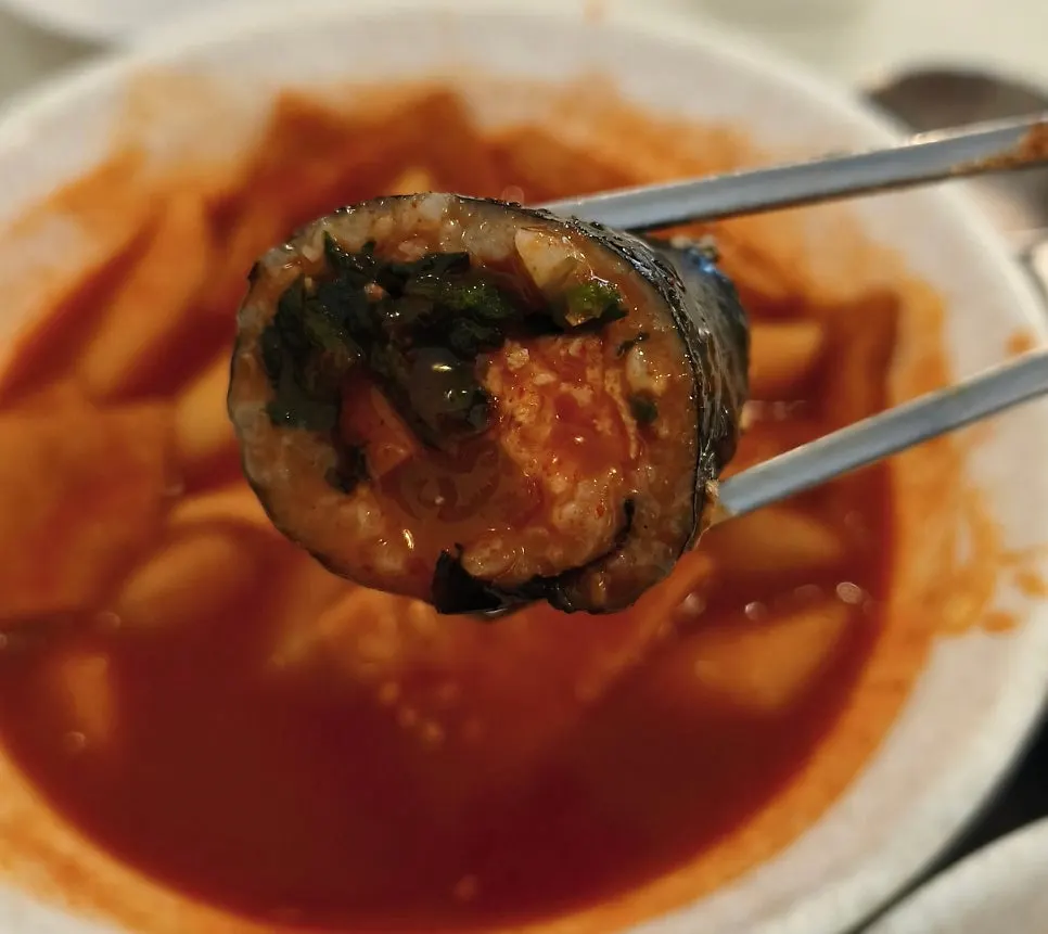 떡볶이 소스에 찍은 꼬마김밥