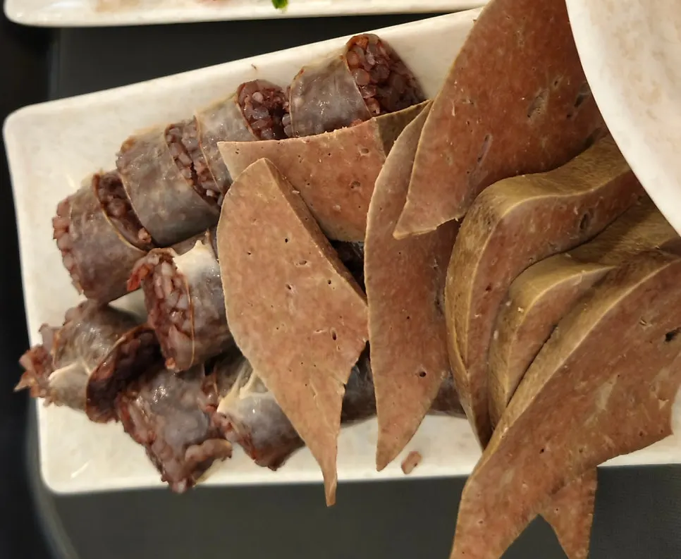 푸짐하게 담긴 순대 접시