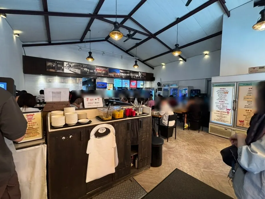Spacious interior of Hyeonseonine Yongsan Main Branch