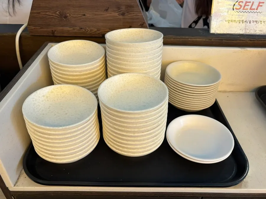 Bowls and sauces at the Hyeonseonine self-serve bar