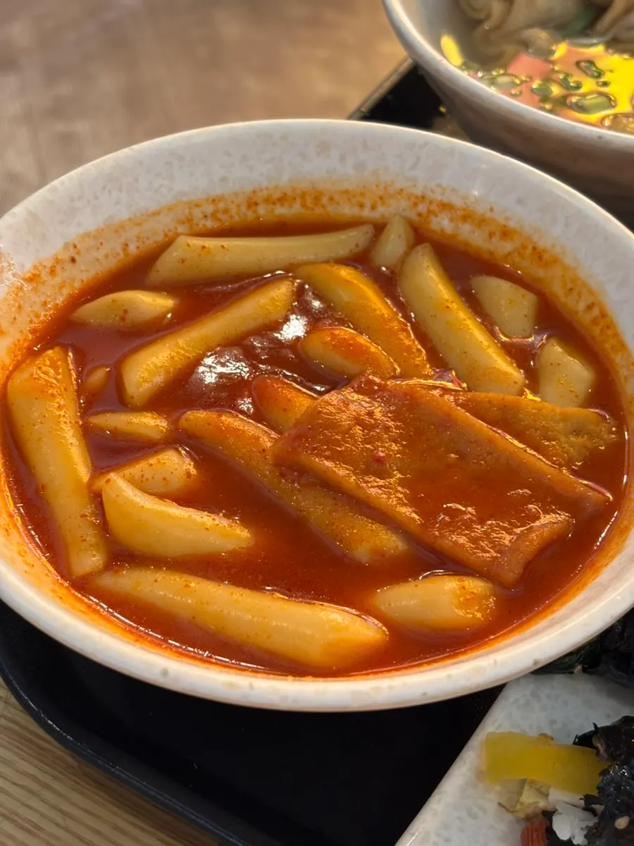 Hyeonseonine tteokbokki coated in medium-spice sauce
