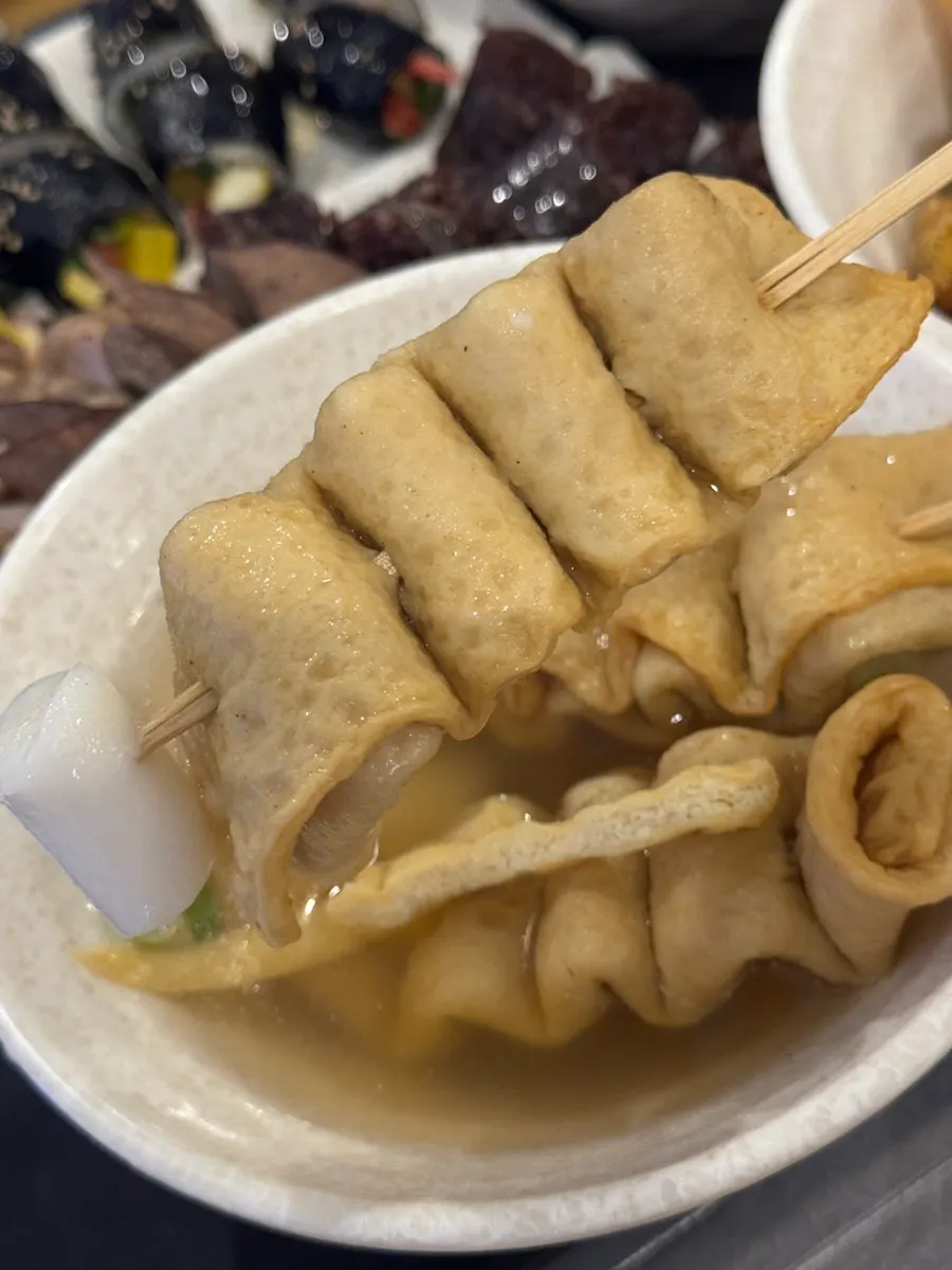 A small tteokbokki rice cake threaded onto the fish cake skewer