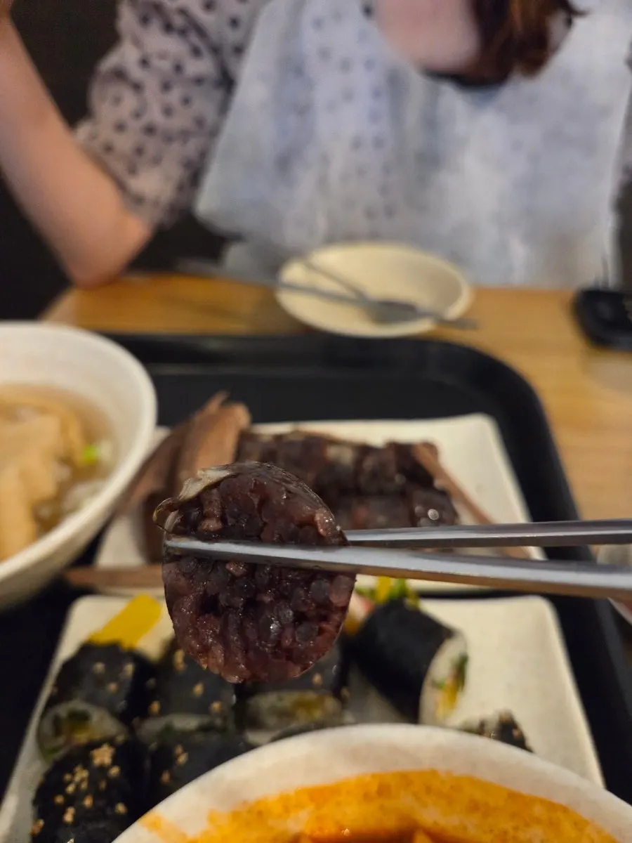 튀김가루에 찍은 떡볶이 한 점