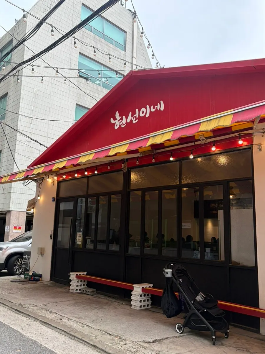 골목 안쪽 빨간 간판의 떡볶이집 입구