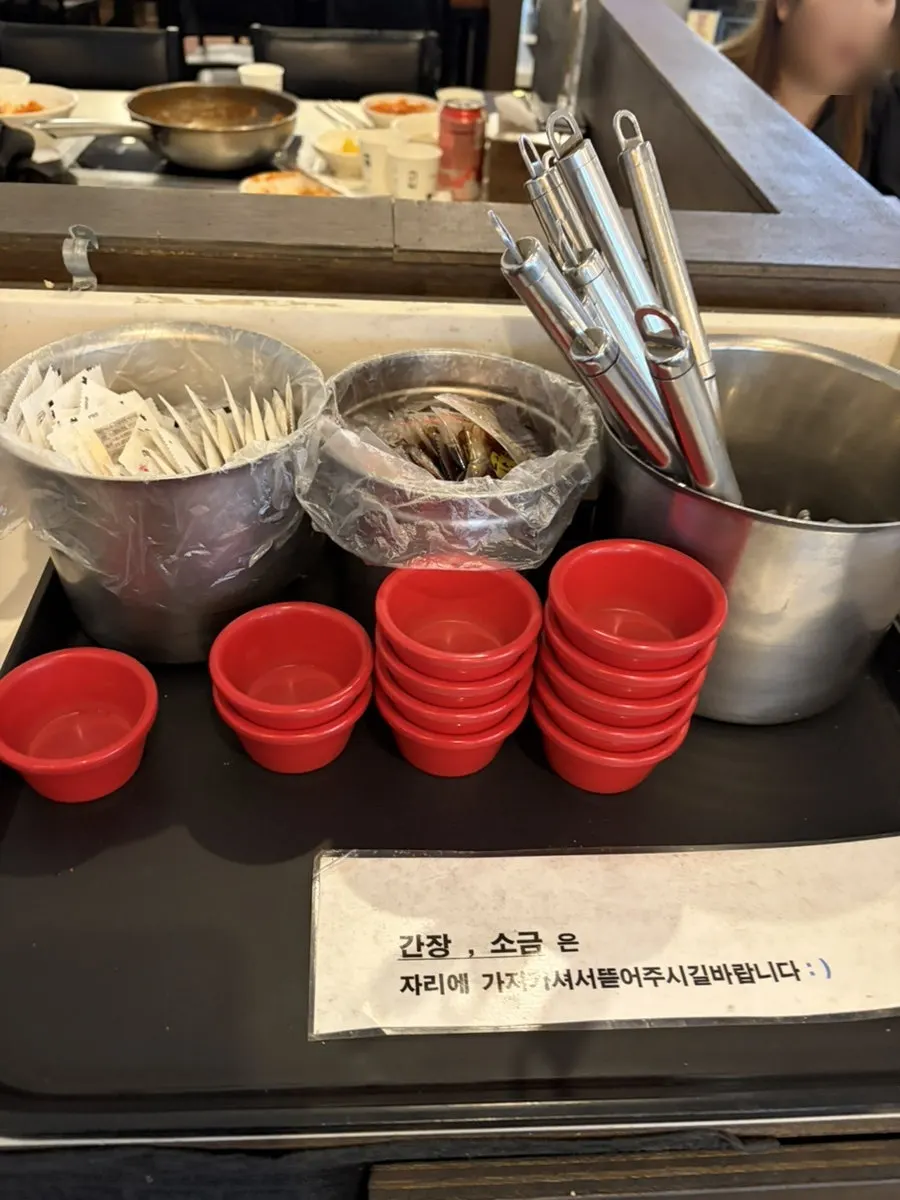 깔끔하게 정돈된 테이블 배치