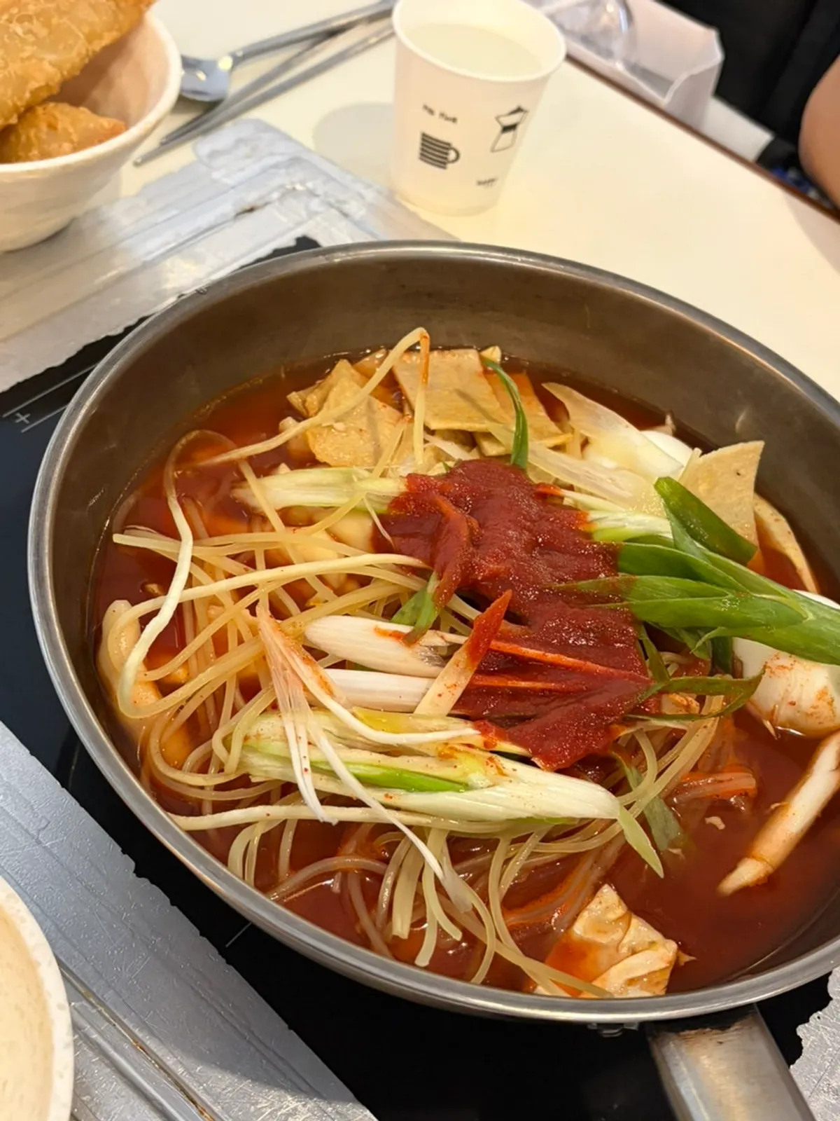 즉석 떡볶이 2인과 튀김, 국물 상차림