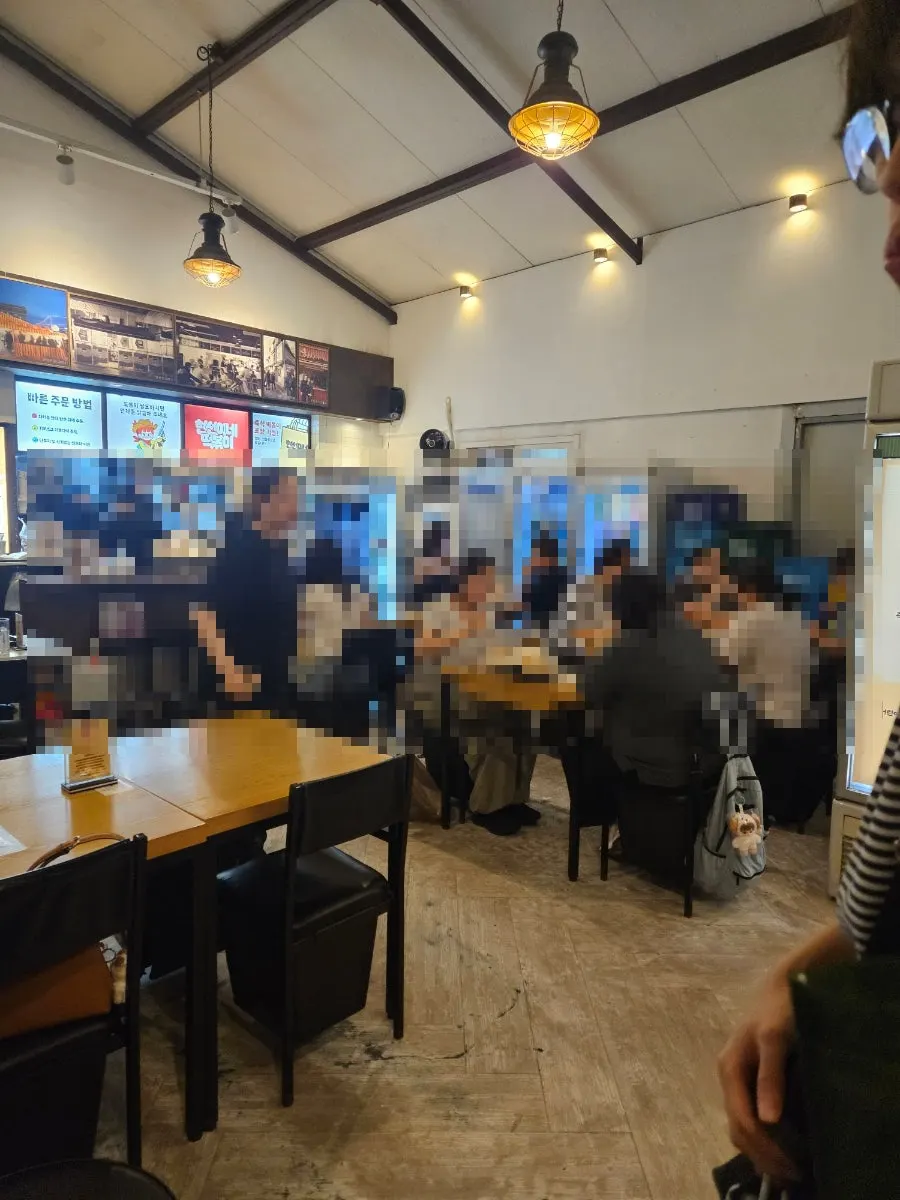 Interior seating at Hyeonseonine Yongsan Main Branch