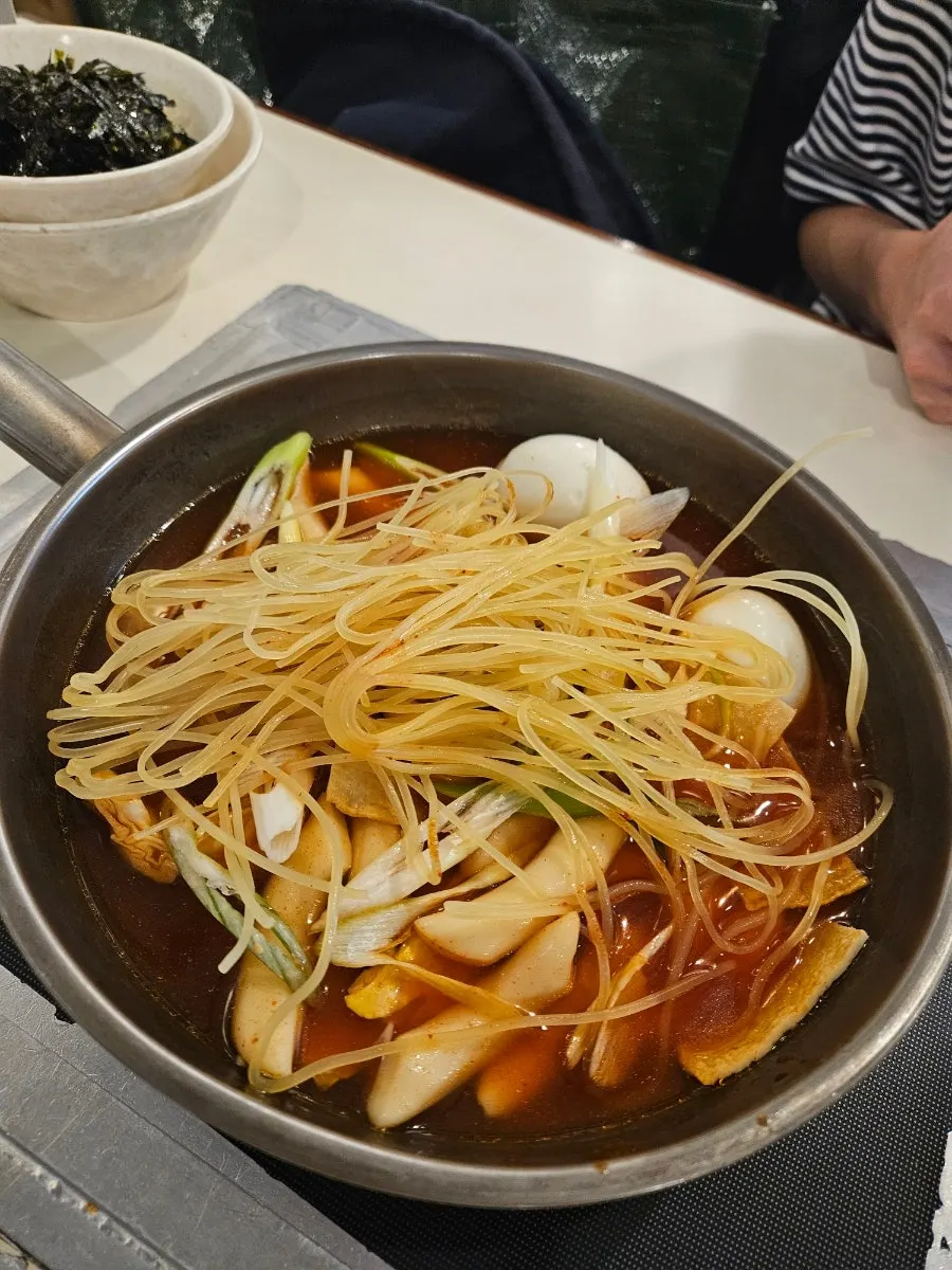 Cooking tips for instant tteokbokki posted on the table