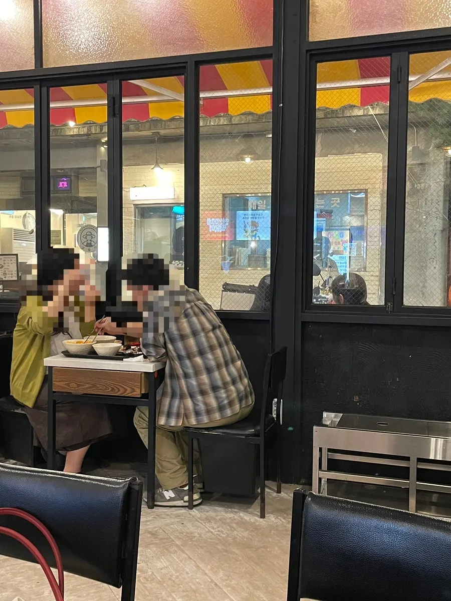 층고 높은 현선이네 용산본점 홀 내부