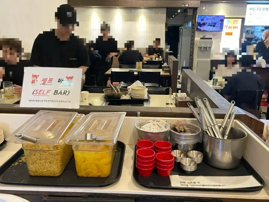 단무지와 튀김가루가 있는 셀프바