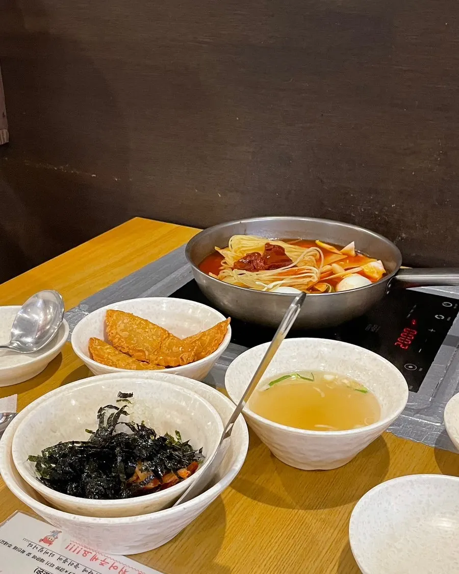 즉석떡볶이 2인분과 볶음밥 한 상 차림