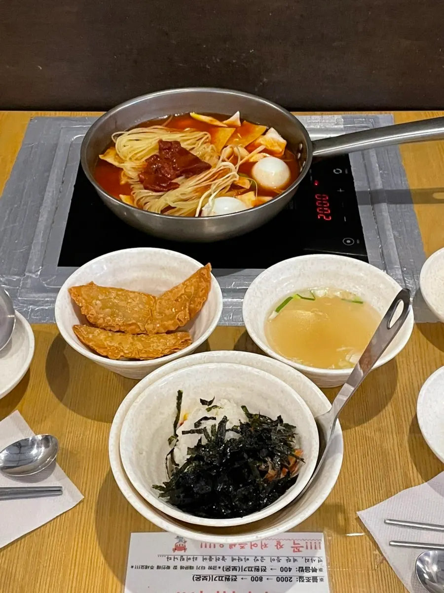 따로 나온 야끼만두와 어묵국물