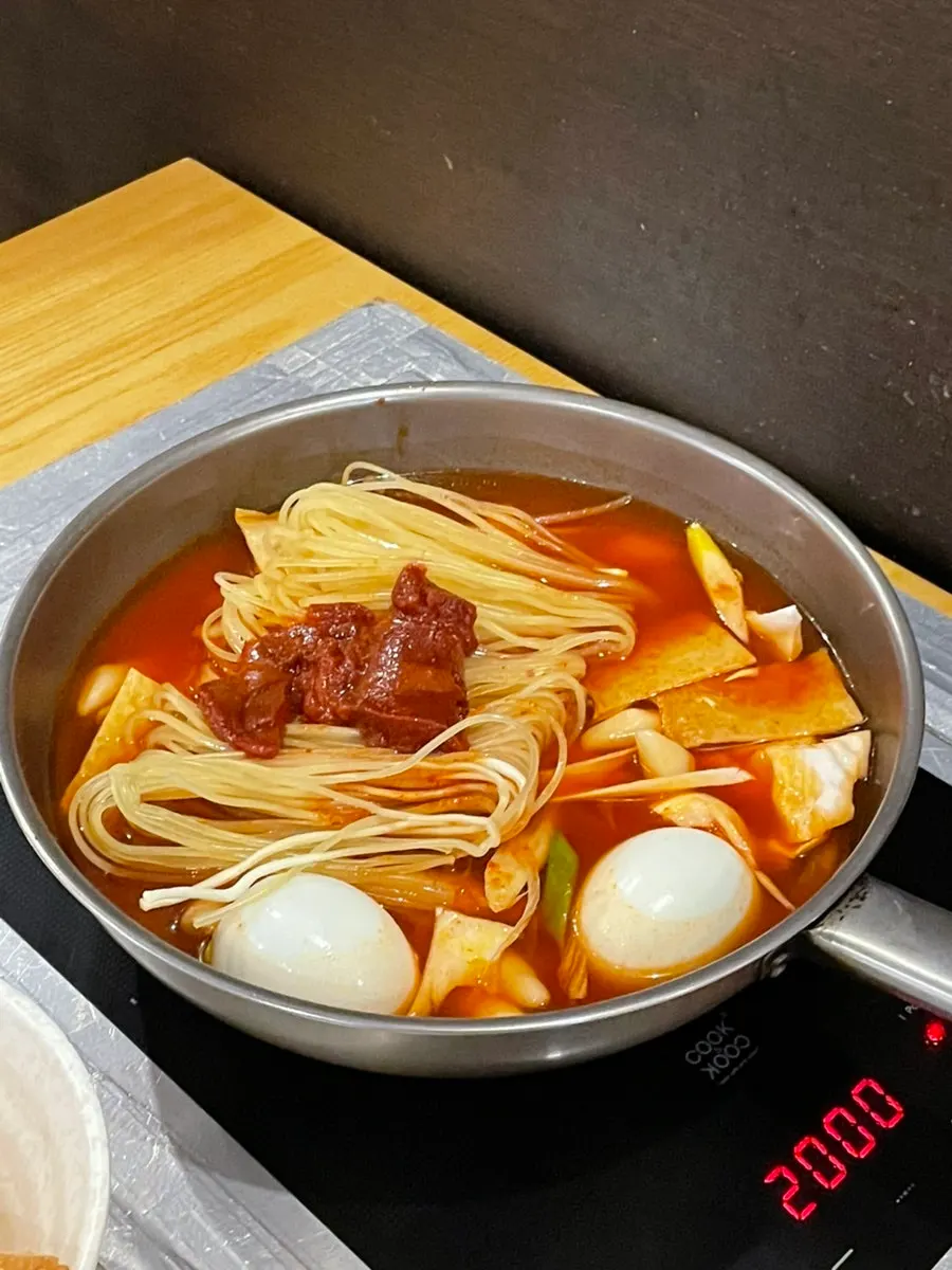 떡과 어묵, 쫄면이 담긴 즉석떡볶이