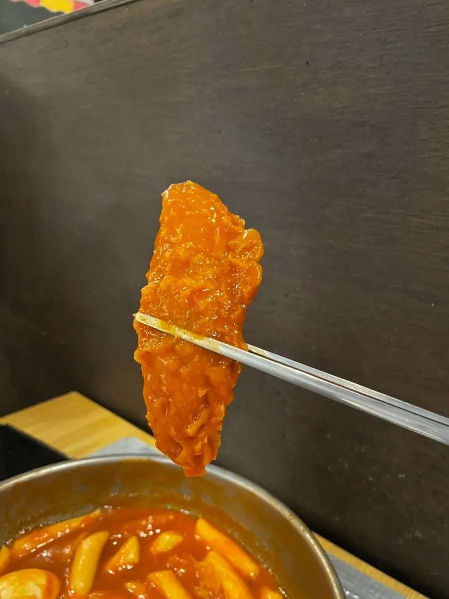 양념에 적신 야끼만두와 쫄면