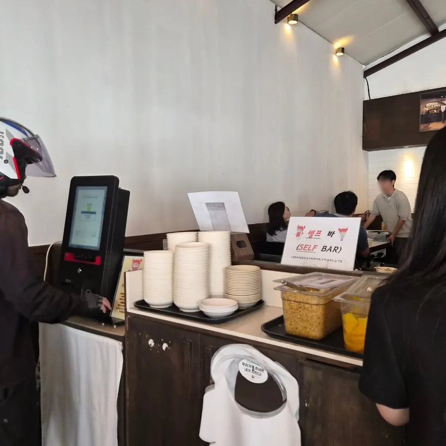 셀프바에서 가져온 단무지와 튀김가루