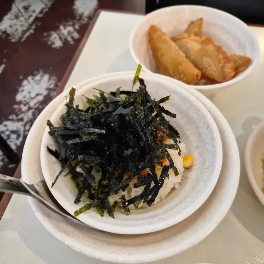 떡볶이 양념에 찍어 먹는 군만두