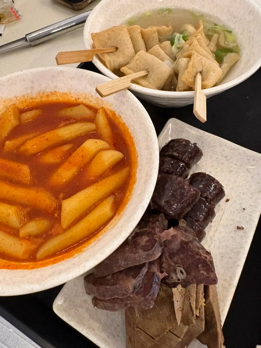 Plate of assorted fritters and odeng from the combo set