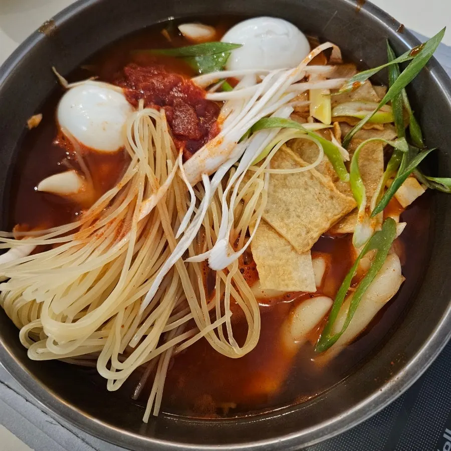 끓이기 전 즉석떡볶이 한 판