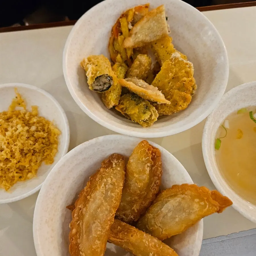 테이블에 세팅된 즉석떡볶이 냄비