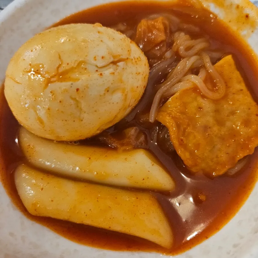 소스를 섞어 완성한 떡볶이