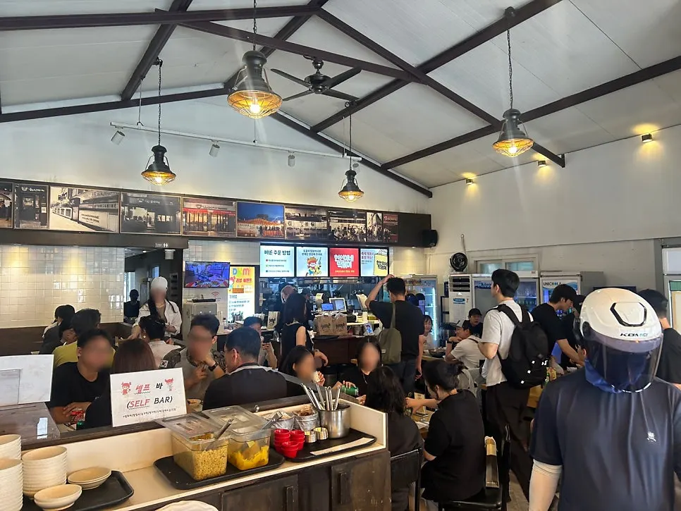 层高较高的小吃店大厅与桌位