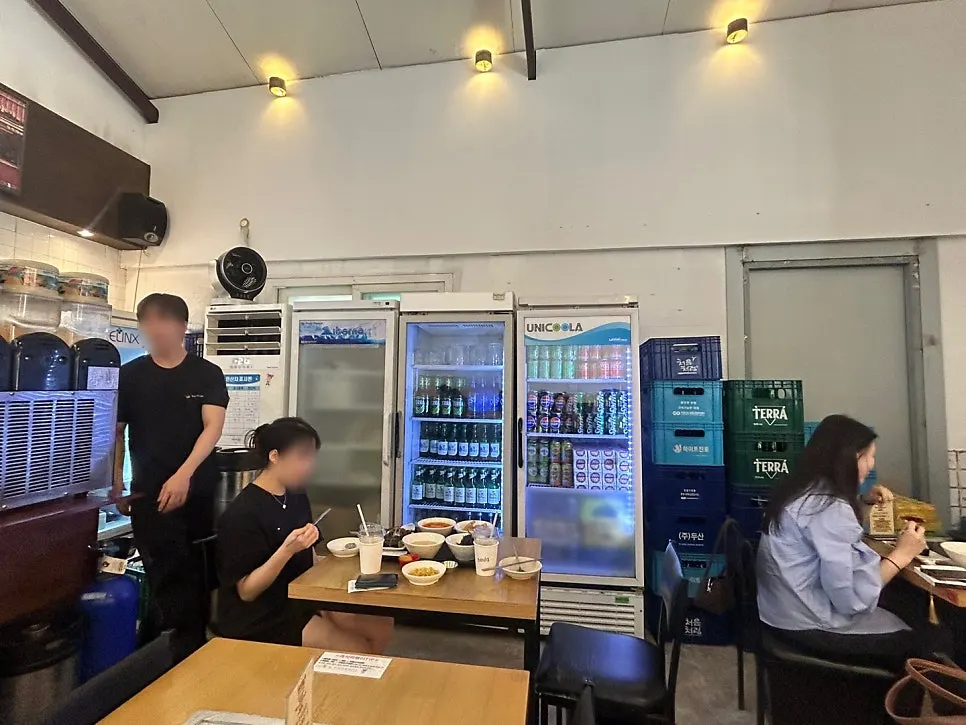 摆有血肠盐和酱油包的自助小菜台